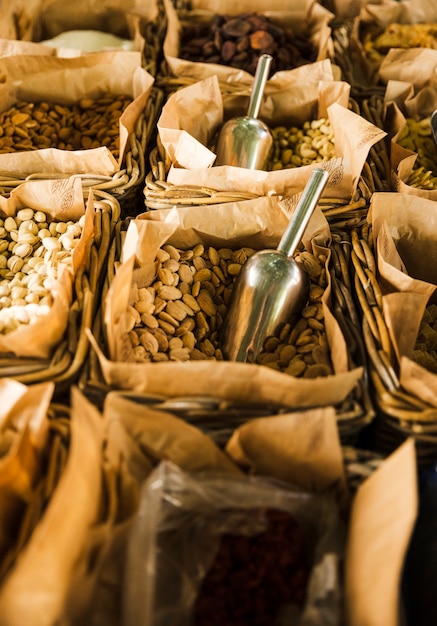 Foto gratuita puesto en el mercado con varios frutos secos y nueces.