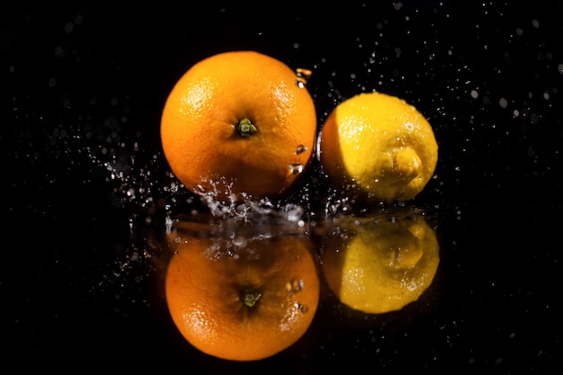 El puesto de naranja y limón en el fondo negro