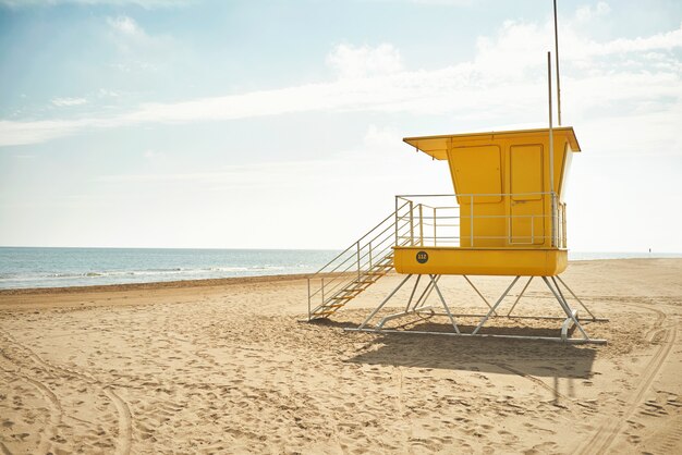 Puesto de socorrista amarillo onn playa vacía