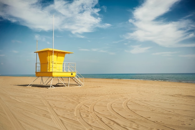 Puesto de socorrista amarillo onn playa vacía