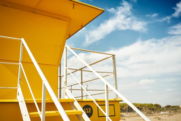 Puesto de socorrista amarillo onn playa vacía