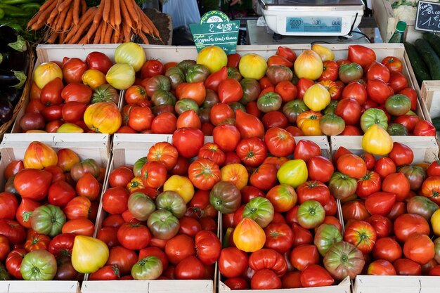 Puesto de tomates en el mercado de Sanarysurmer