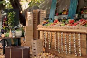 Foto gratuita puesto vacío en el mercado de agricultores lleno de alimentos orgánicos locales frescos con una amplia variedad de coloridas frutas y verduras orgánicas. puesto de productos agrícolas de temporada con comida natural sana.