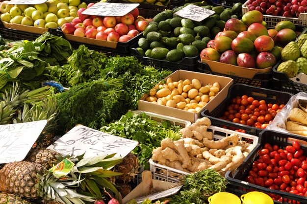 Puesto de verduras frescas y mercado de frutas.