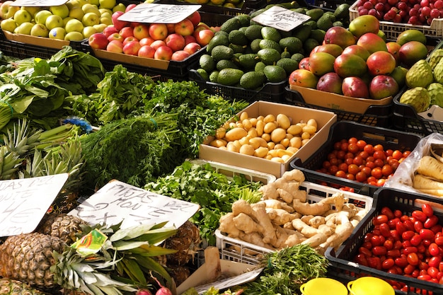 Puesto de verduras frescas y mercado de frutas.