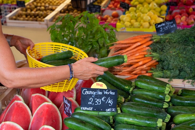 Foto gratuita puesto de verduras en el mercado de sanarysurmer