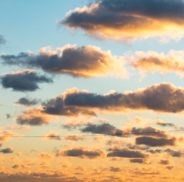 Puffy y colorido atardecer nubes