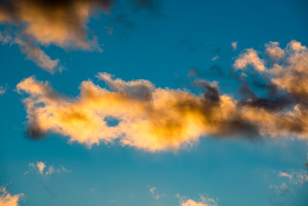 Puffy y colorido atardecer nubes