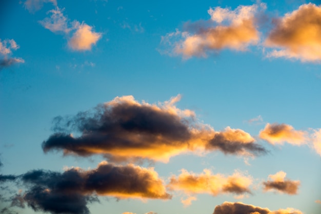 Foto gratuita puffy y colorido atardecer nubes