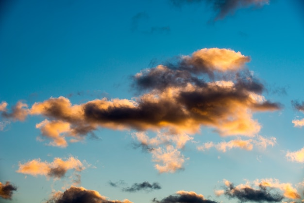 Puffy y colorido atardecer nubes