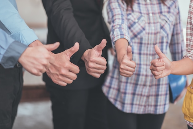 Pulgar hacia arriba del concepto del trabajo en equipo de la colaboración