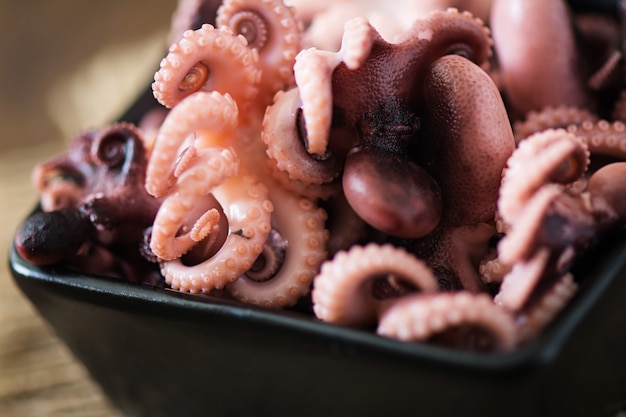 Foto gratuita pulpo pequeño hervido en un plato