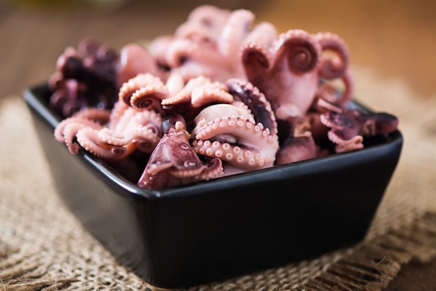 Pulpo pequeño hervido en un plato