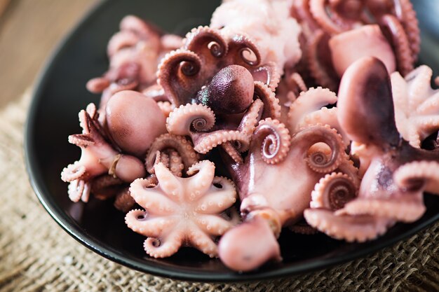 Pulpo pequeño hervido en un plato