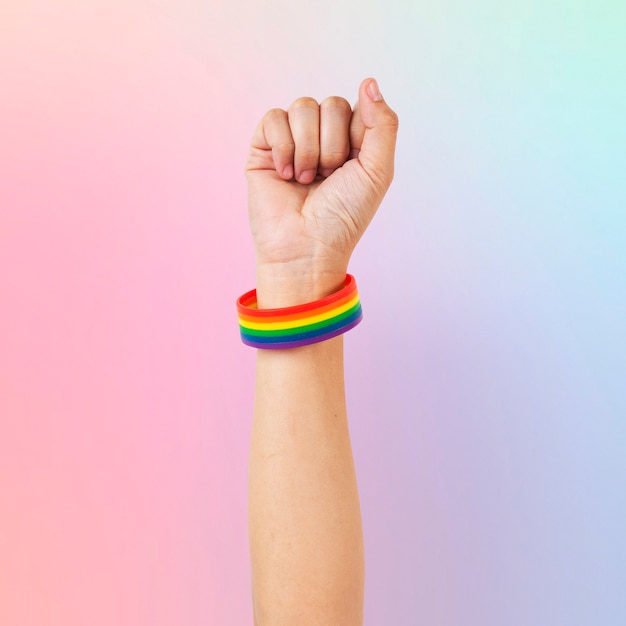 Foto gratuita pulsera orgullo lgbtq + con puño en el aire