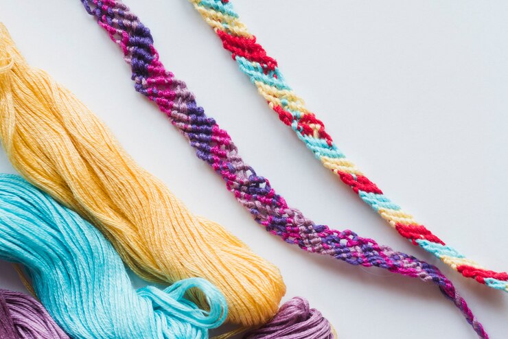 Foto gratuito pulseras e hilados multicolores.