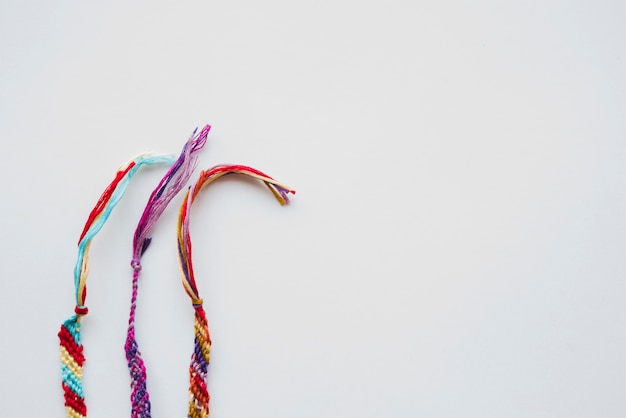 Pulseras de hilo sobre fondo blanco.