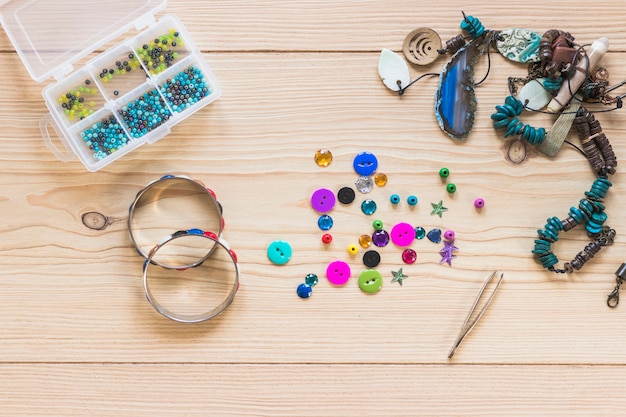 Pulseras y joyas decorativas hechas a mano en la mesa de madera