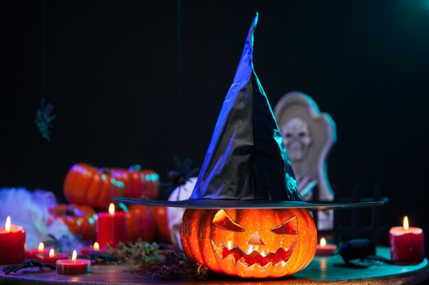 Pumpking bruja embrujada con un gran sombrero negro en la celebración de halloween. Decoración de Halloween.