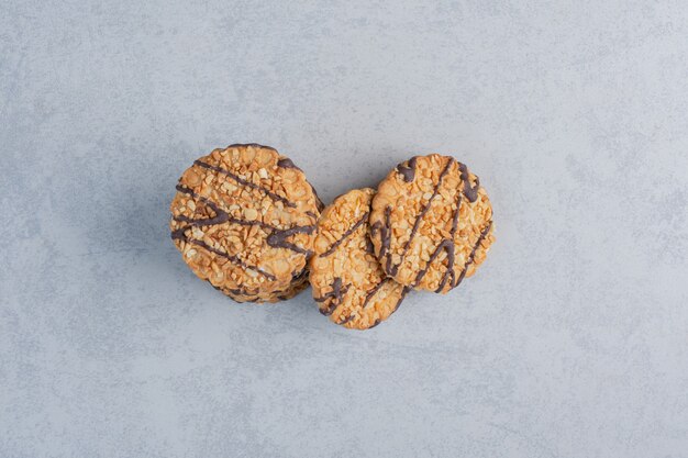 Puñado de galletas agrupadas sobre la superficie de mármol