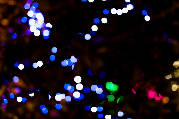 Foto gratuito punto de color iluminado con fondo oscuro