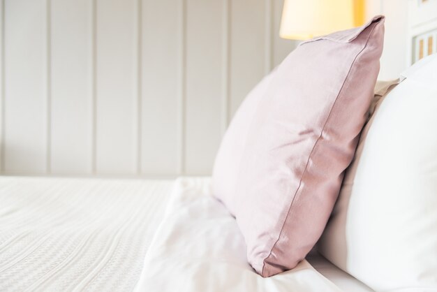 Foto gratuita punto de enfoque selectivo con almohada en dormitorio.