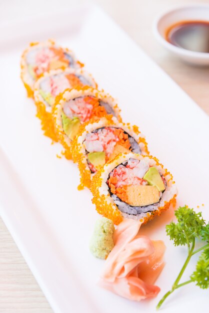 Punto de enfoque selectivo california roll maki sushi