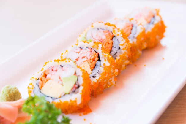 Punto de enfoque selectivo california roll maki sushi