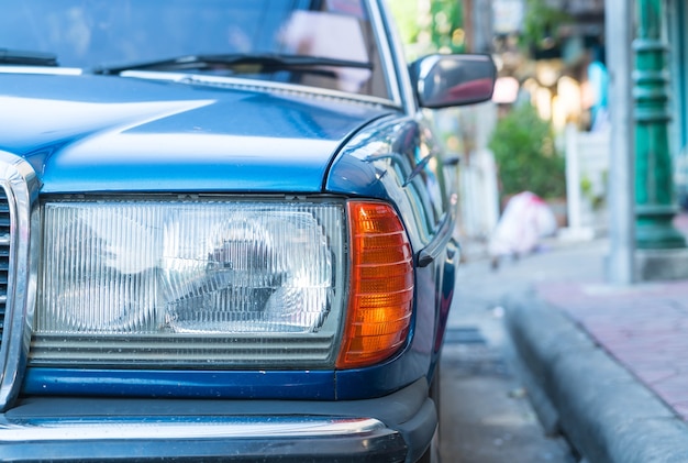 Punto de enfoque selectivo en el coche de la lámpara de faros