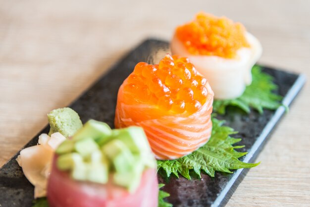 Punto de enfoque selectivo en rollo de sushi