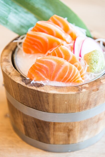 Punto de enfoque selectivo Sashimi de salmón fresco crudo