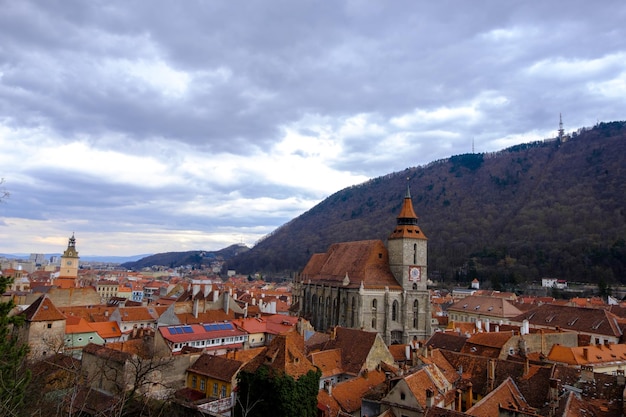 Punto de vista de los coloridos techos brillantes de las casas en la ciudad de Brasov Rumania