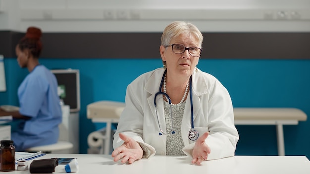 Punto de vista de la reunión del médico con el paciente en una videoconferencia, utilizando una videoconferencia de cámara web para dar consejos sobre llamadas de telecomunicaciones por Internet. Chat remoto en línea de telesalud y telemedicina.