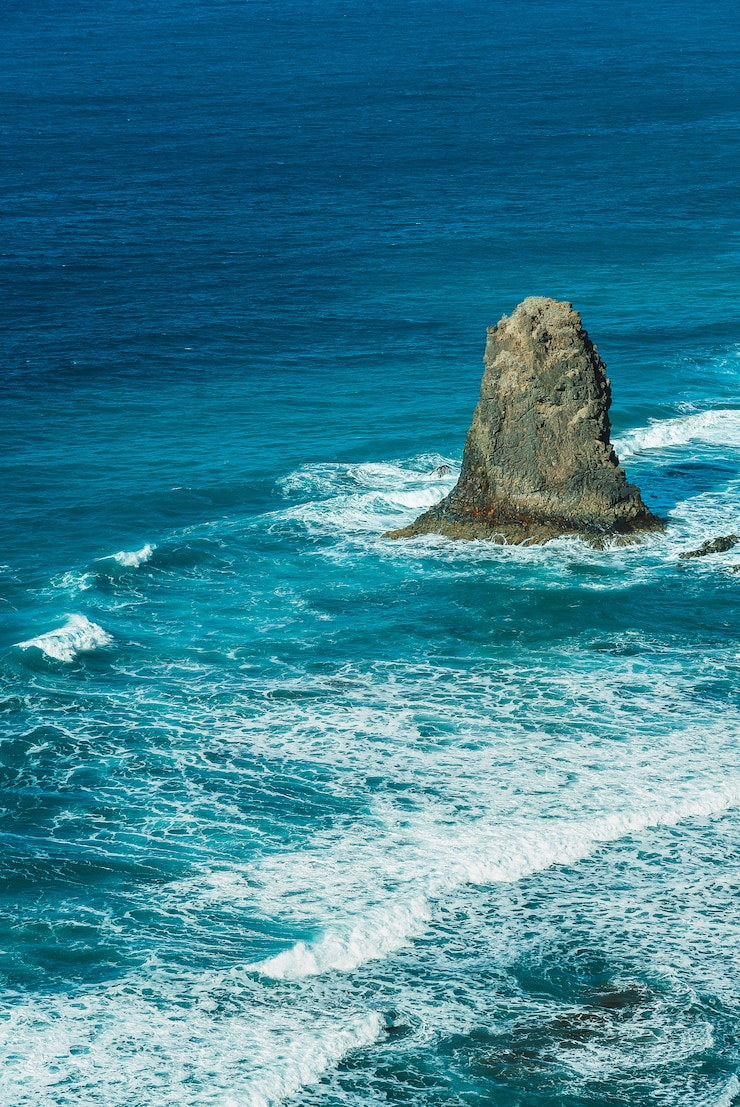 Foto gratuito punto de vista sobre la famosa roca de benijo con aplastante oleaje ubicado en la playa de benijo visto desde arriba, tenerife, españa.