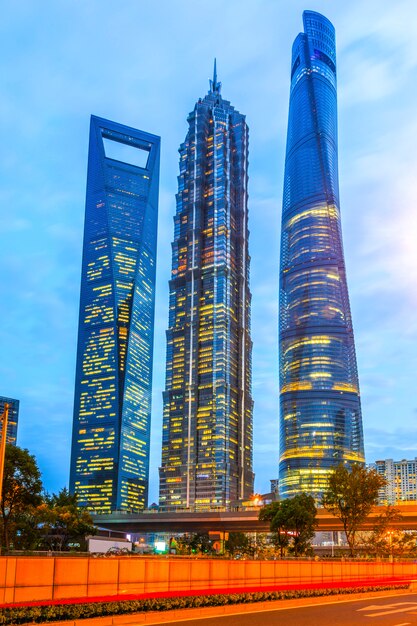Puntos de referencia reflejan la vista del centro de shanghai