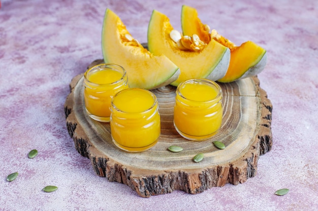 Foto gratuita puré de calabaza casero con rodajas de calabaza frescas.