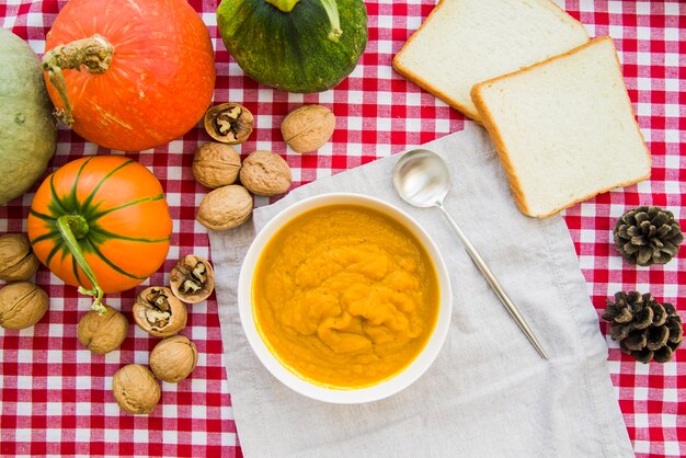 Puré de calabaza en un tazón en mesa decorada