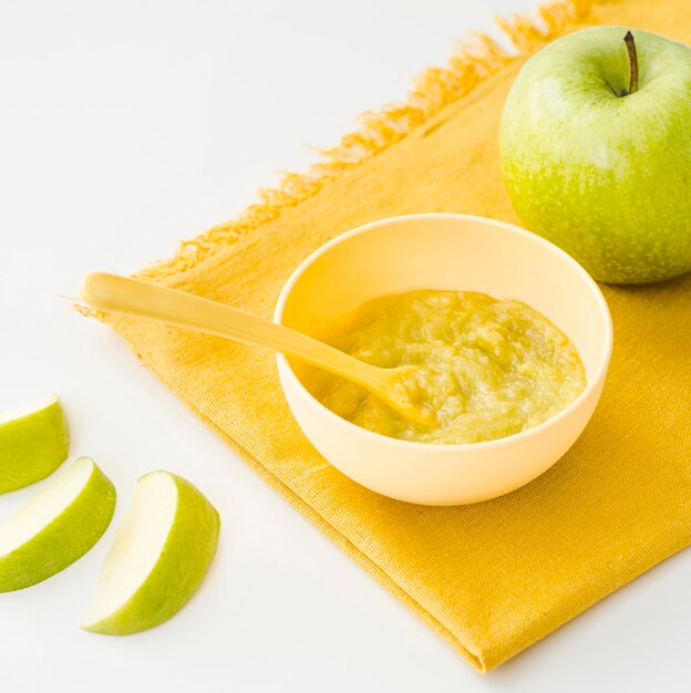 Puré de manzana para bebé en la mesa