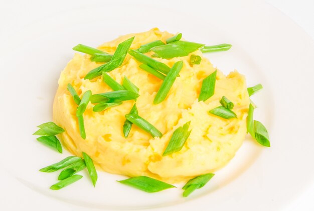 Puré de papa en un plato blanco