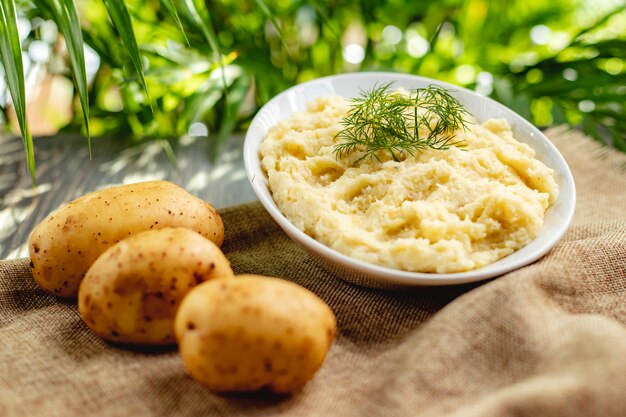 Puré de papas con eneldo en un tazón blanco