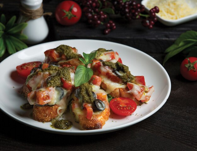 Puré de papas relleno de carne y tomates y queso derretido en la parte superior