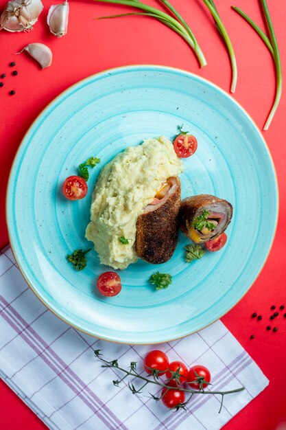 Puré de papas y rollitos de carne