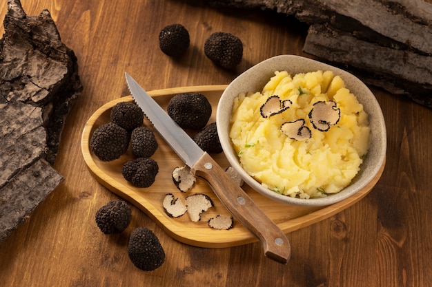 Foto gratuita puré de patatas sabroso de alto ángulo con trufa