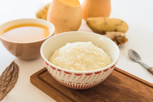 Puré de patatas y sopa de calabaza en mesa blanca