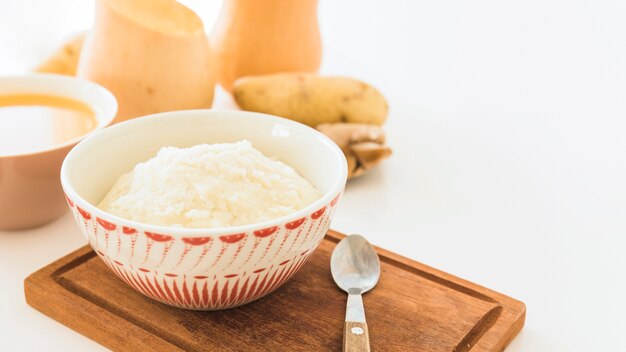 Puré de patatas y sopa de calabaza en mesa