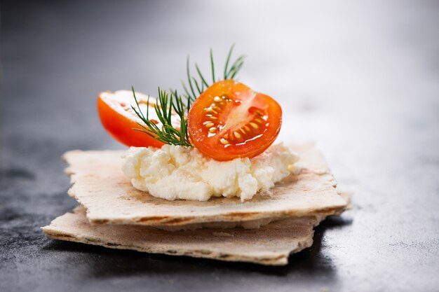 Puré con tomates y galletas debajo