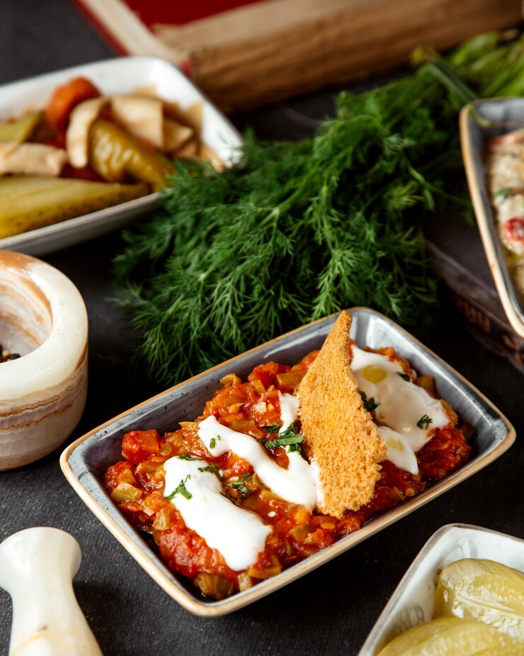 Foto gratuito puré de verduras con crema agria y galleta