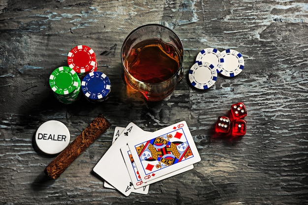 Foto gratuita puros, papas fritas para jugar, beber y jugar a las cartas