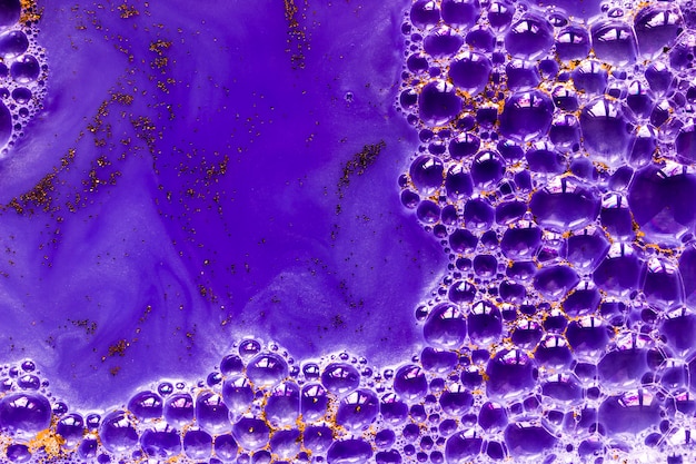 Púrpura pintura rígida con manchas y migas marrones.