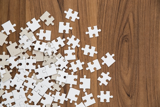 Puzzle de piezas en mesa de madera.